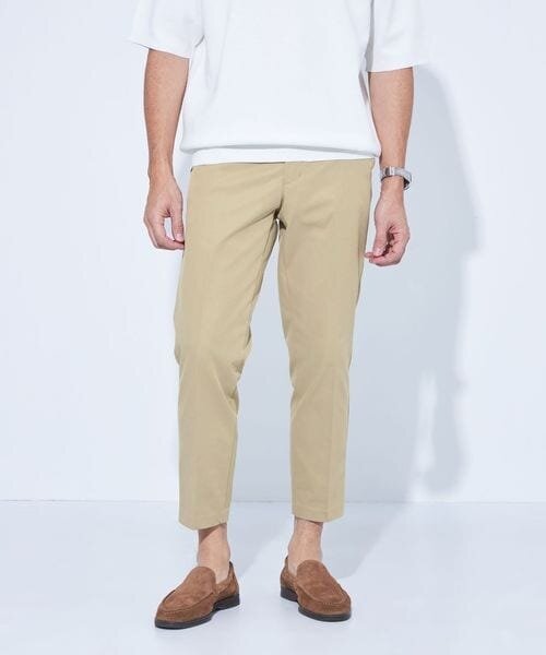 チノパンツをはいた男性