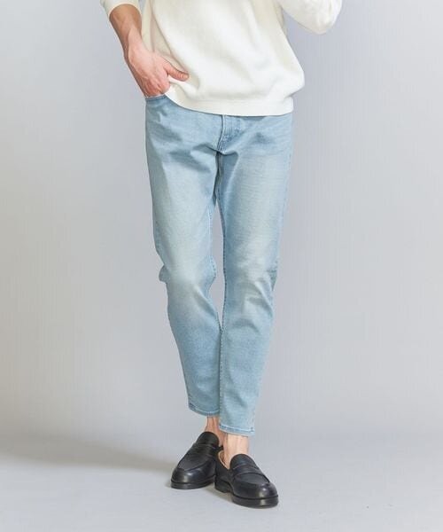 デニムパンツをはいた男性