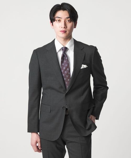 ミドルグレーのスーツの男性