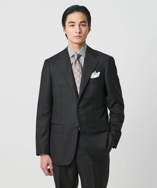 ダークグレーのスーツの男性