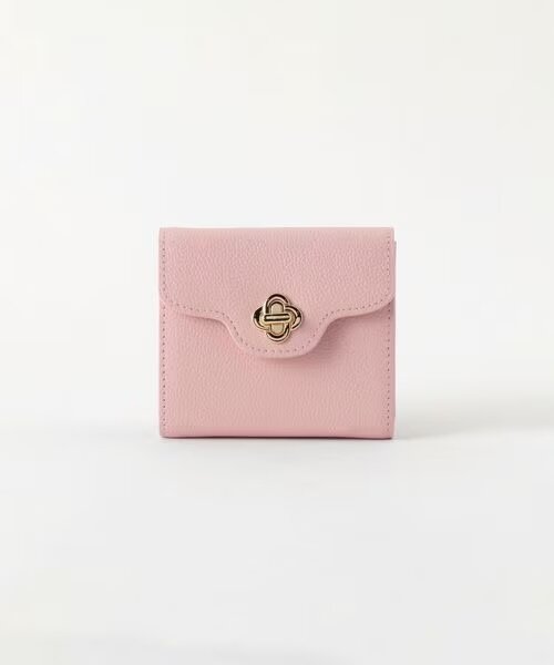 ライトピンクのフラワーモチーフの金具がついたミニ財布