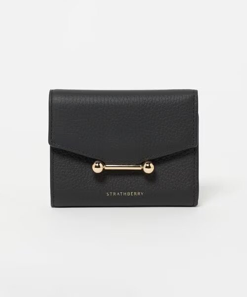 黒のメタルバー付きの三つ折り財布