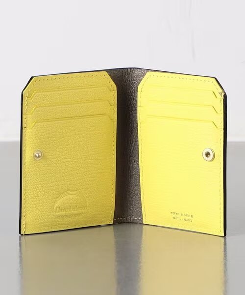 内側がイエローの二つ折り財布
