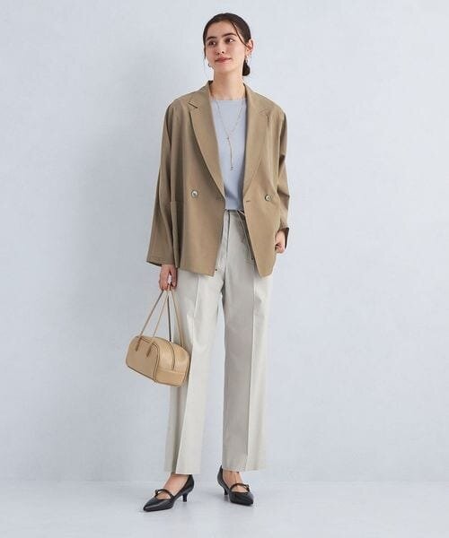 ライトジャケットを着用した女性