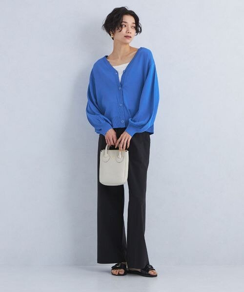 ブルーのカーディガンを着用している女性