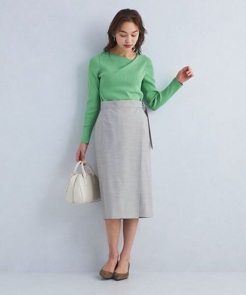 グリーンのリブニットを着用している女性