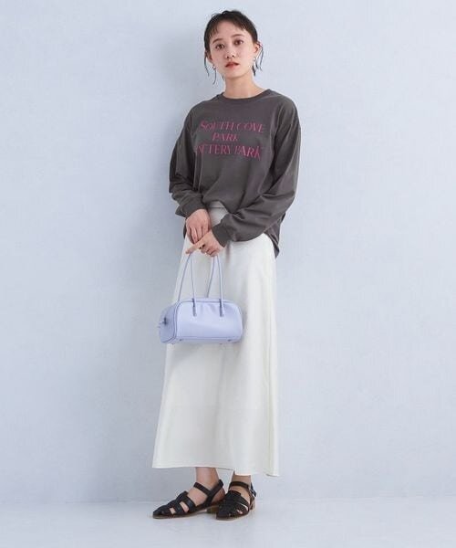 ブラウンのロングTシャツを着用した女性