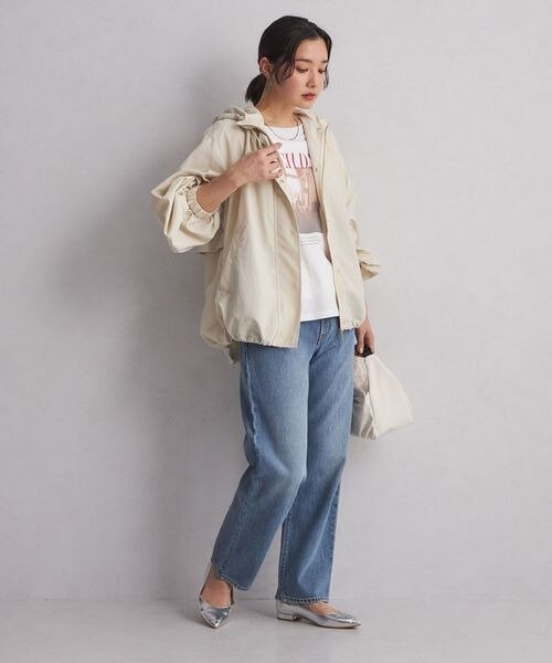 ブルゾン×デニムパンツの女性