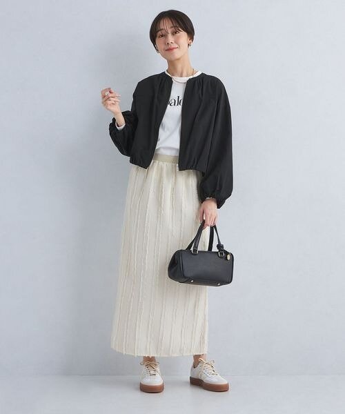 ブルゾン×スカートの女性