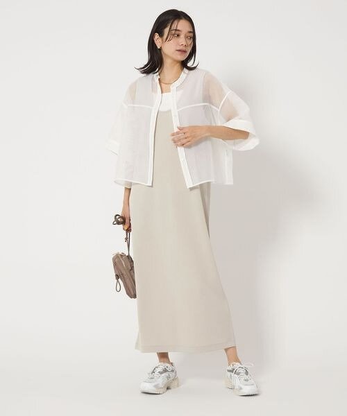 ワンピースとスニーカーを淡い色でそろえたコーデ