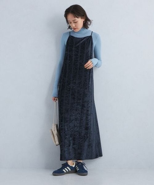 ワンピースとスニーカーをダークトーンでそろえたコーデ