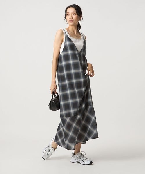 柄ワンピースとベーシックなスニーカーのコーデ