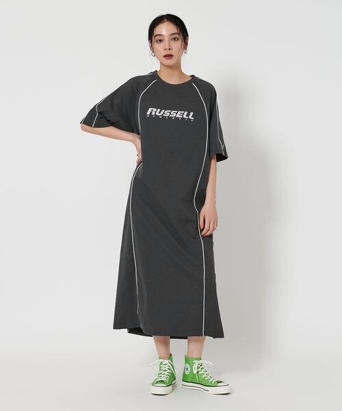 シンプルなワンピースと鮮やかなスニーカーのコーデ