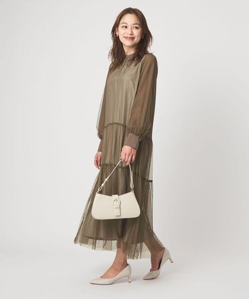 白のパンプスを履いた女性