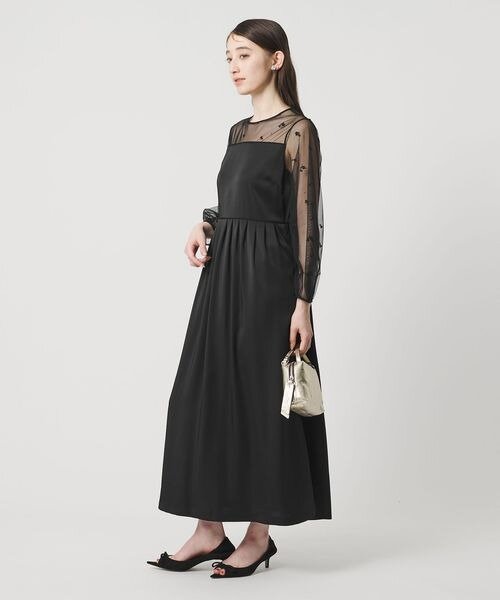 黒のドレスを着た女性