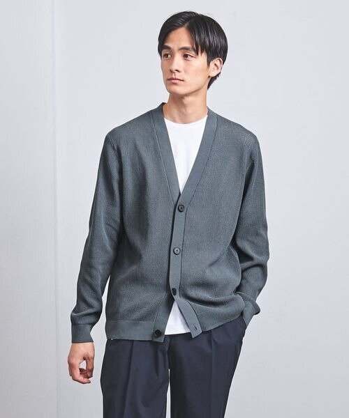 カーディガンを羽織った男性