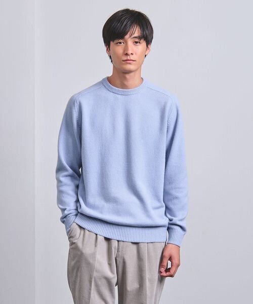 春ニットを着た男性