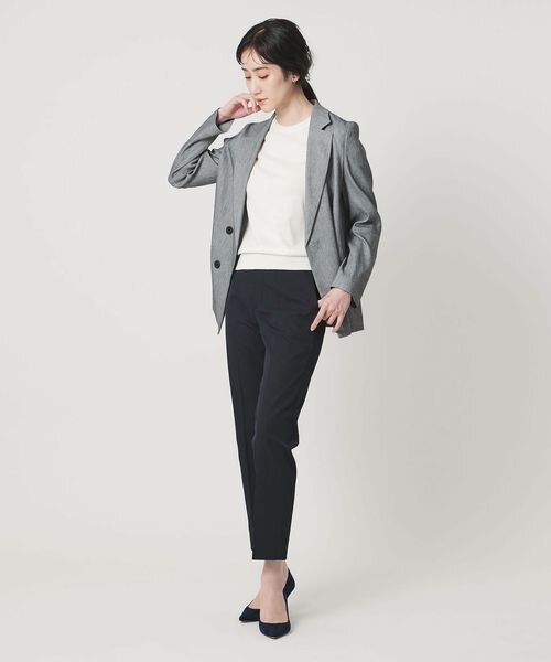 グレーのジャケットを着た女性