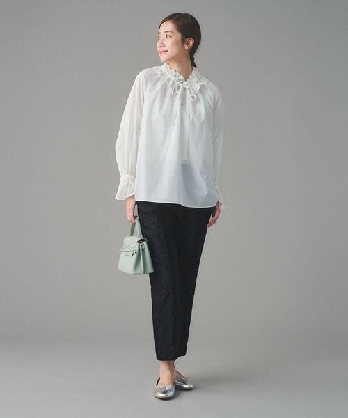 白のブラウスを着た女性