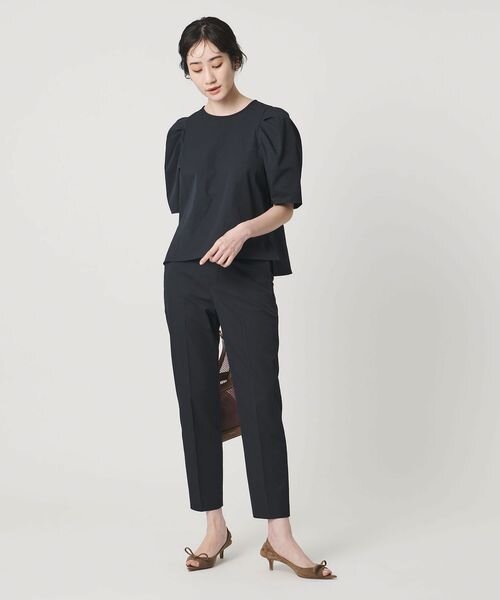 ネイビーのセットアップを着た女性