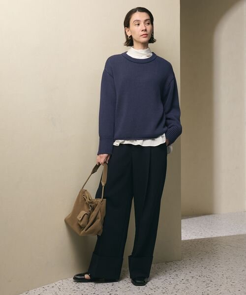 ネイビーのニットを着た女性
