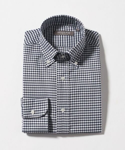 ボタンダウンのシャツ