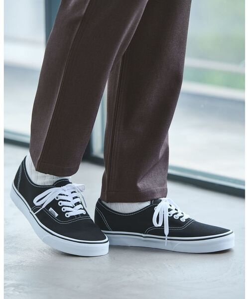 カジュアルなスニーカー　https://store.united-arrows.co.jp/brand/glr/item/3200024F0402?clr_id=102