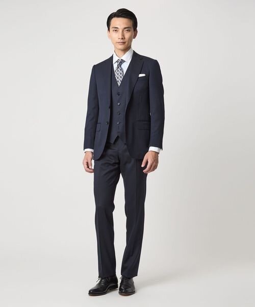 スリーピーススーツのタイドアップ　https://store.united-arrows.co.jp/brand/glr/item/3100025F0305?clr_id=101