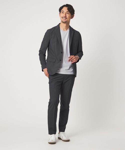 イージースーツにスニーカーを合わせた着こなし　https://store.united-arrows.co.jp/brand/glr/item/3200026S0442?clr_id=103