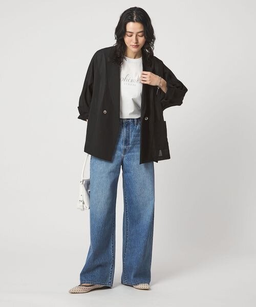 黒ジャケットのカジュアルコーデ