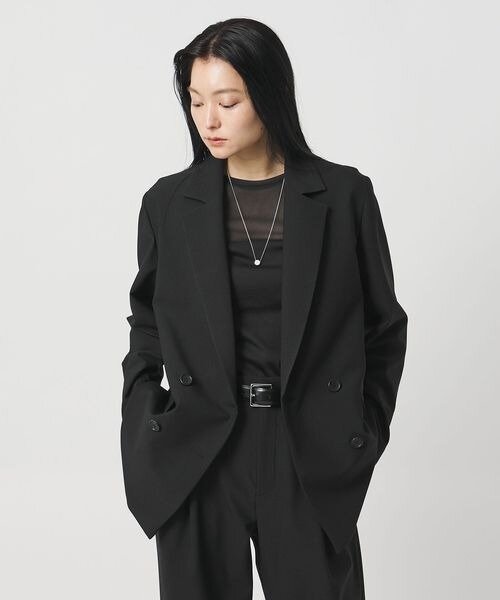 テーラードジャケットを着た女性