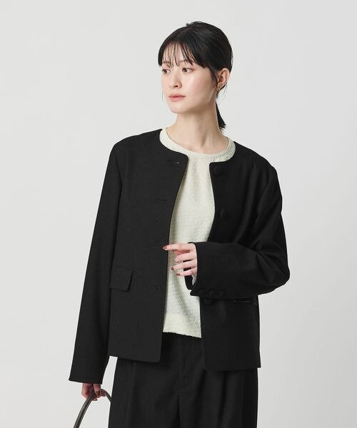 ノーカラージャケットを着た女性