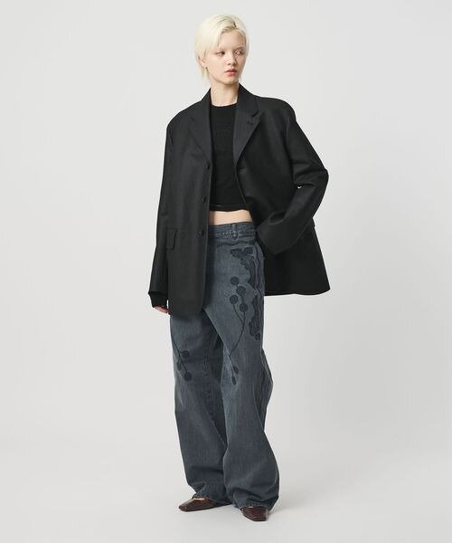 長め丈のジャケットを羽織った女性