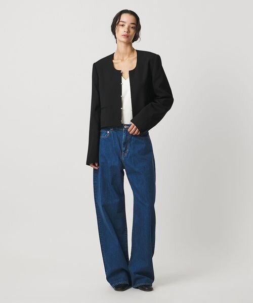 ショート丈のジャケットを羽織った女性