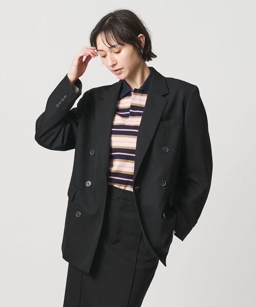 ウール生地のジャケットを着た女性