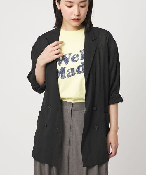 シアー生地のジャケットを着た女性