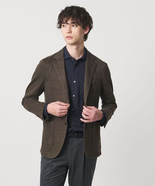 茶色のジャケットにネイビーシャツをあわせたコーデ