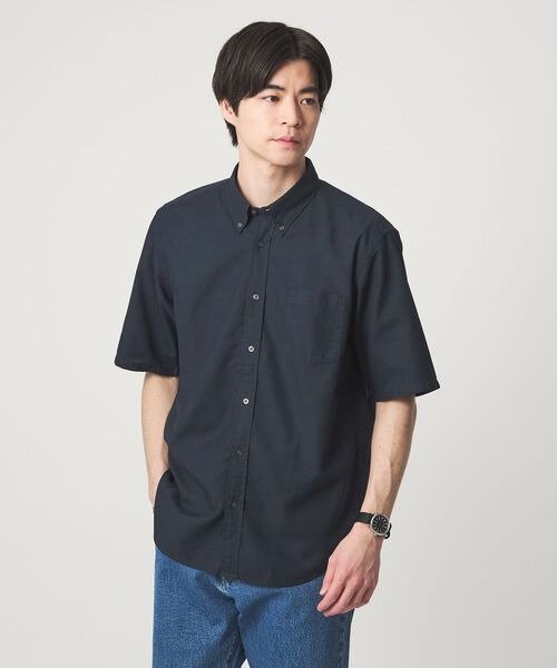 半袖のネイビーシャツを着た男性