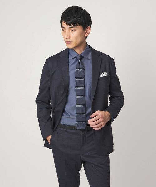 ネイビーシャツをビジネスコーデに取り入れた男性