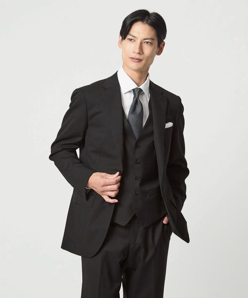 光沢のあるスーツを着こなした男性