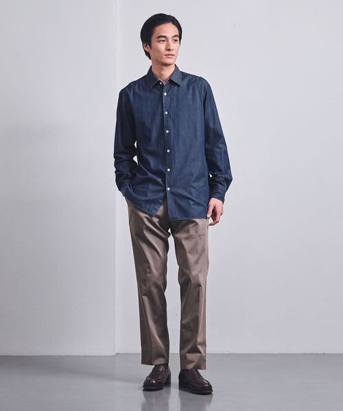 ネイビーのデニムシャツにベーシックカラーのパンツをあわせたコーデ