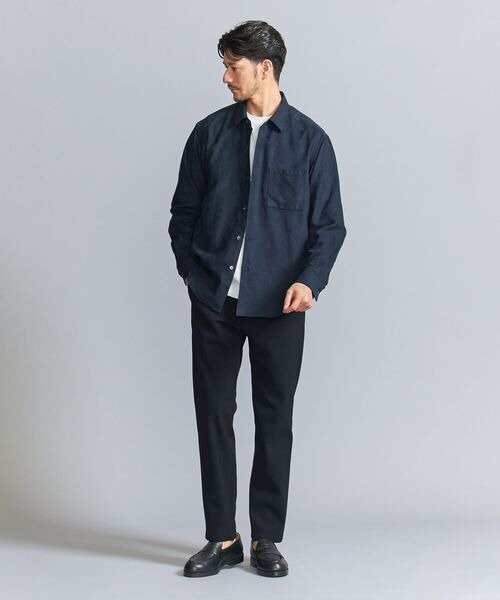 ネイビーシャツに黒のパンツをあわせたコーデ