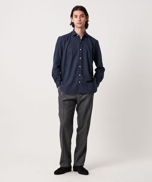 ネイビーシャツにグレーのパンツをあわせたコーデ