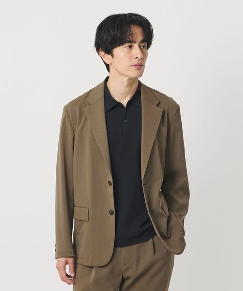 濃いベージュジャケットを着た男性