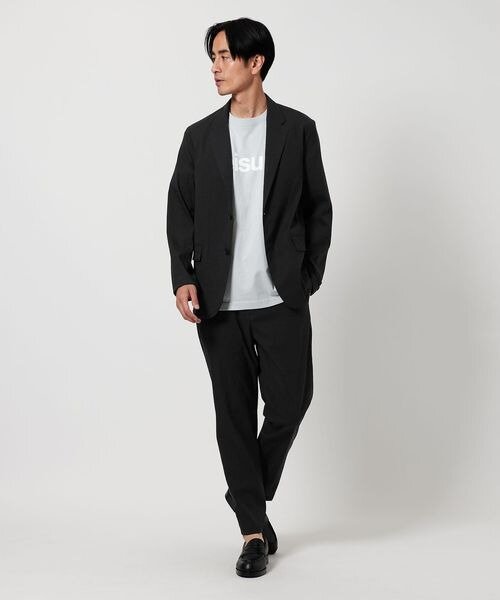 黒ジャケットにライトグレーのインナーをあわせたコーデ