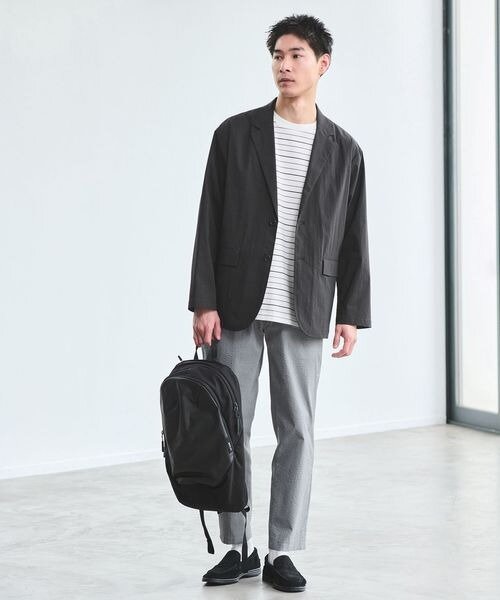 黒ジャケットにグレーのパンツをあわせたコーデ