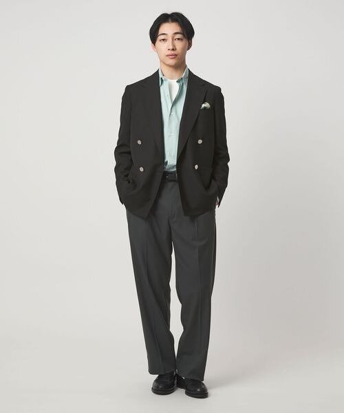 黒ジャケットをきれいめに着こなした男性