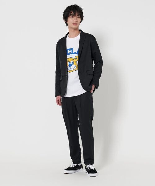 黒ジャケットをカジュアルに着こなした男性