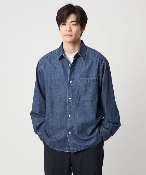 デニムのネイビーシャツを着た男性