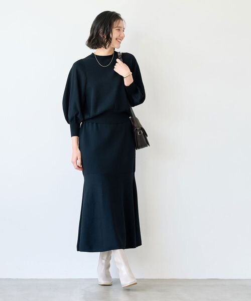 セットアップコーデをする女性